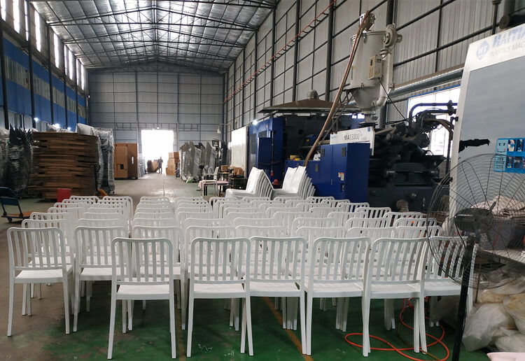 white plastic dining chair supplier