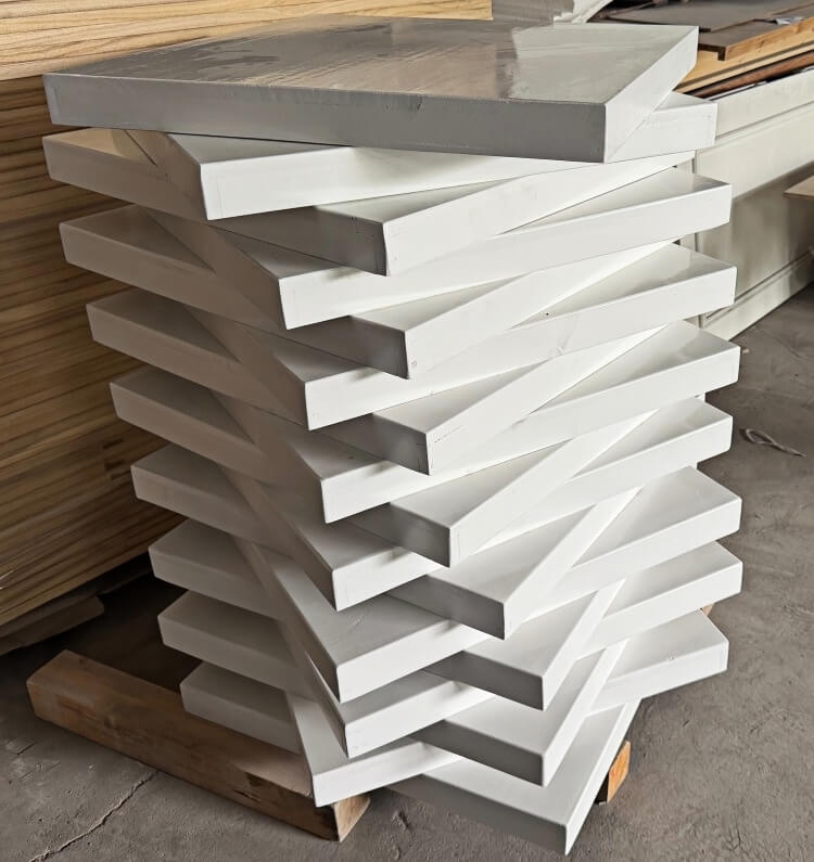 restaurant-wood-table