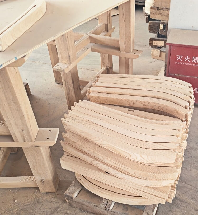 wooden-lattice-back-lounge-chair-detail